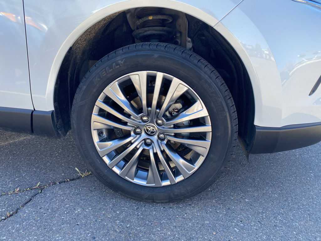 Used 2023 Toyota Venza Limited image 2