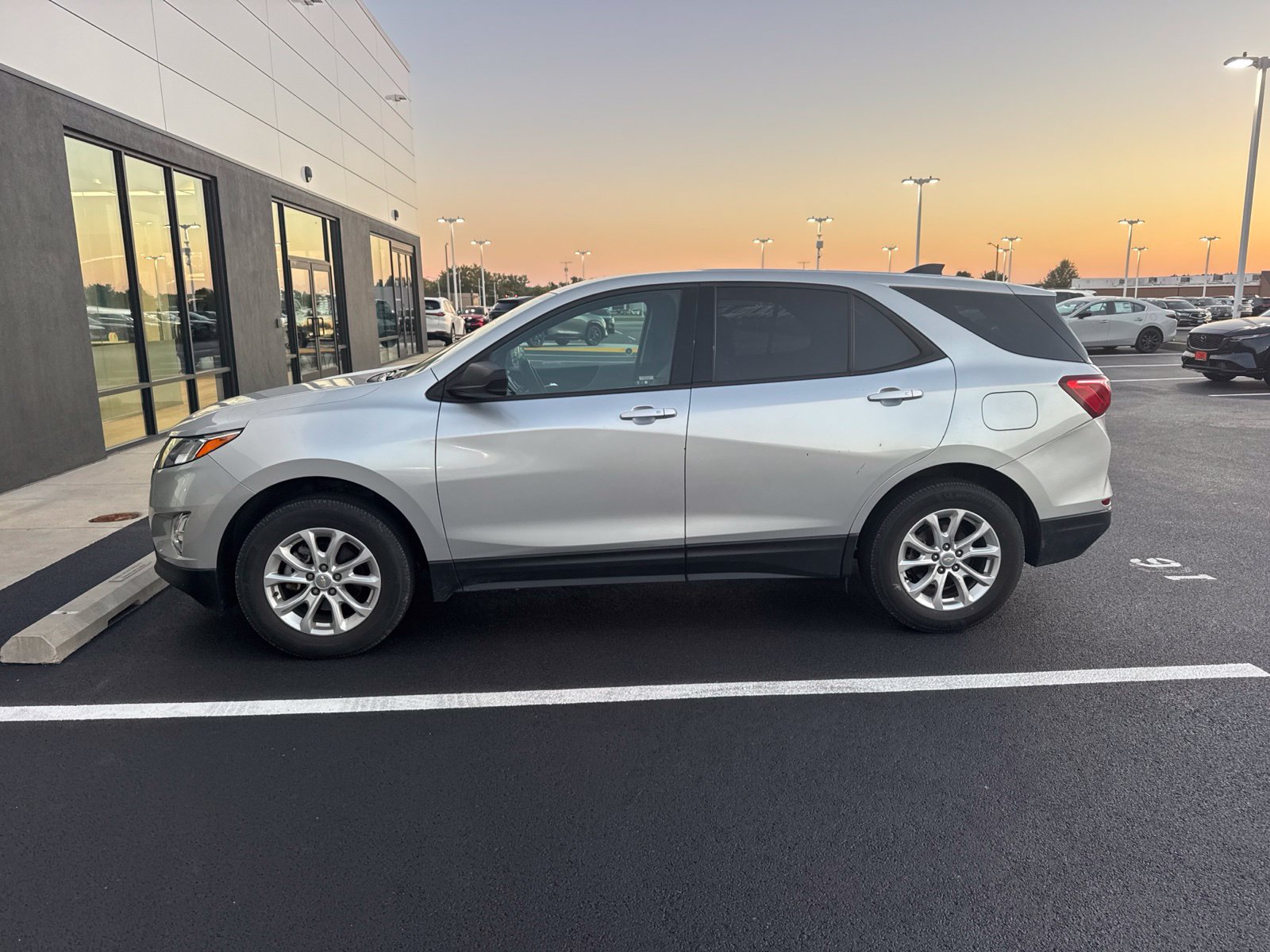 Used 2019 Chevrolet Equinox LS w/ LS Convenience Package AWD/4WD image 3