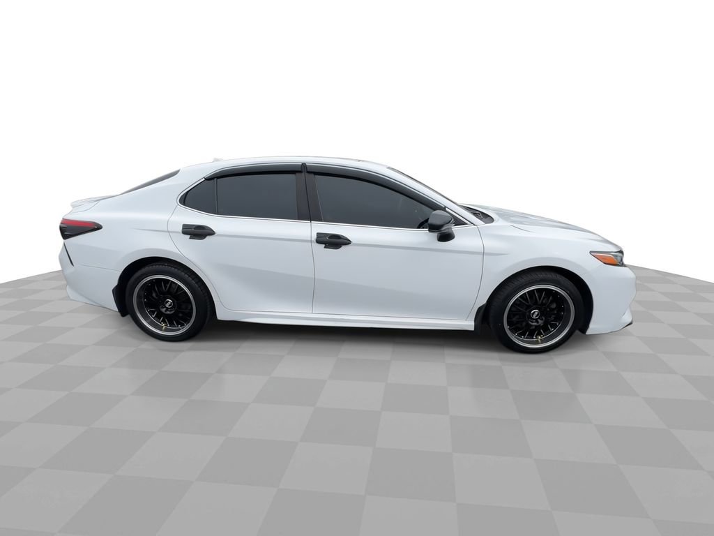 Used 2019 Toyota Camry SE w/ Carpet Mat Package image 9