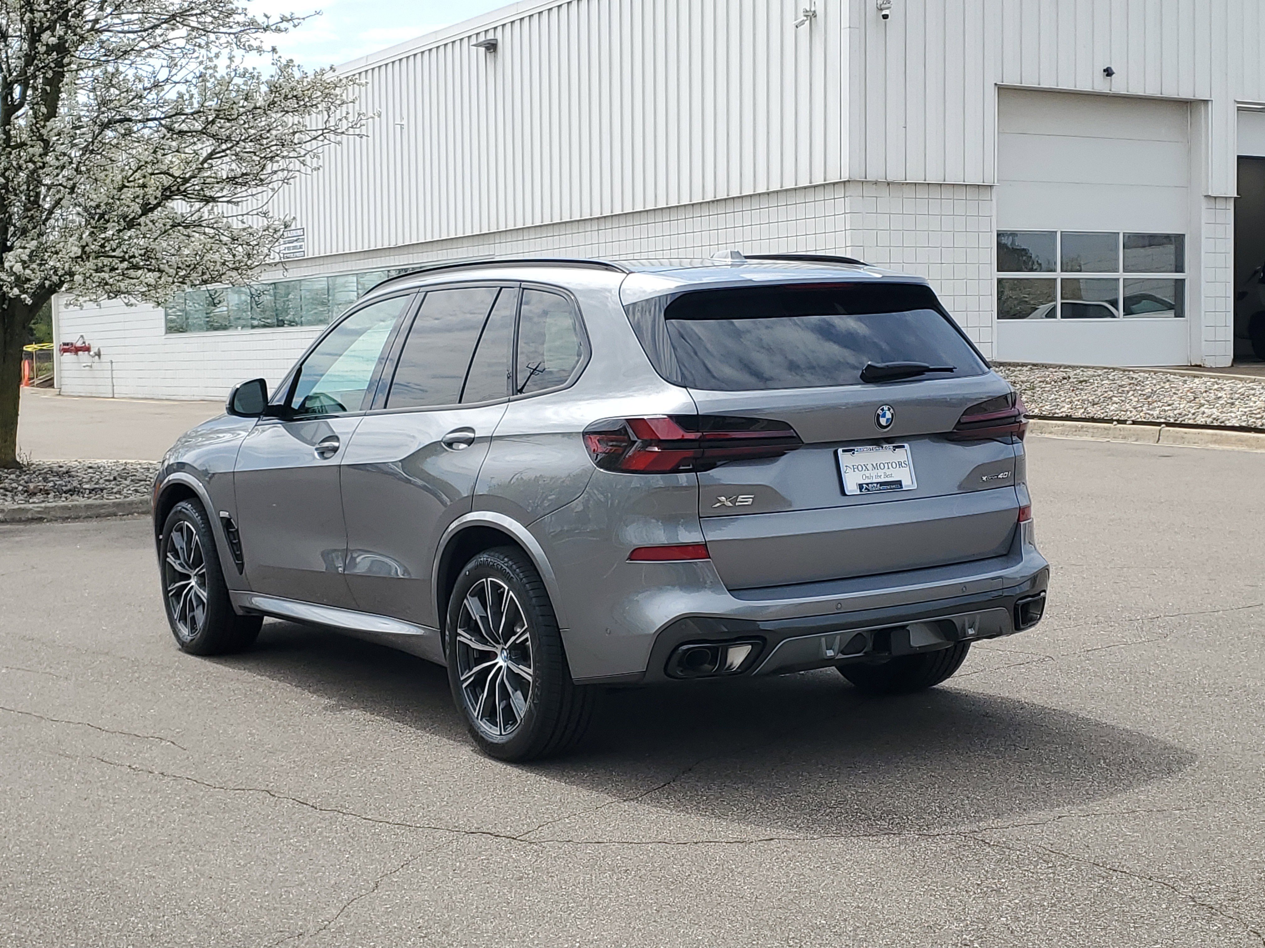 New 2026 BMW X5 xDrive40i w/ M Sport Package AWD/4WD image 2