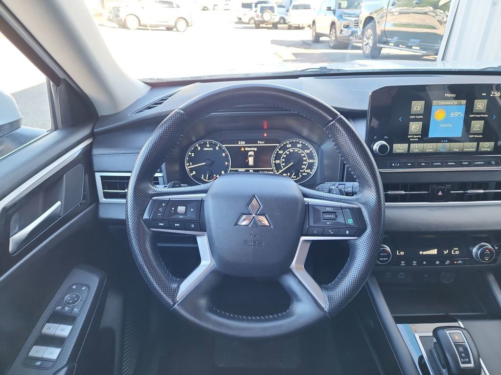 Used 2024 Mitsubishi Outlander SE Black Edition image 18