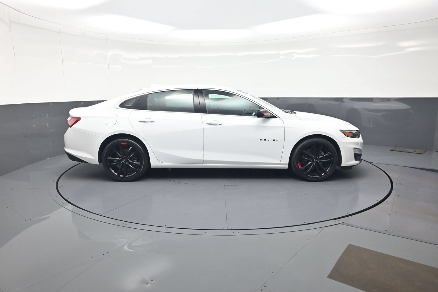 Used 2022 Chevrolet Malibu LT w/ Redline Edition FWD image 2