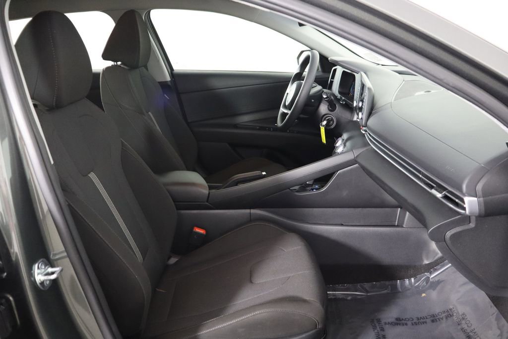 Used 2025 Hyundai Elantra SE FWD image 18