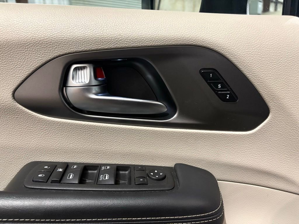 Used 2023 Chrysler Pacifica Touring-L image 17
