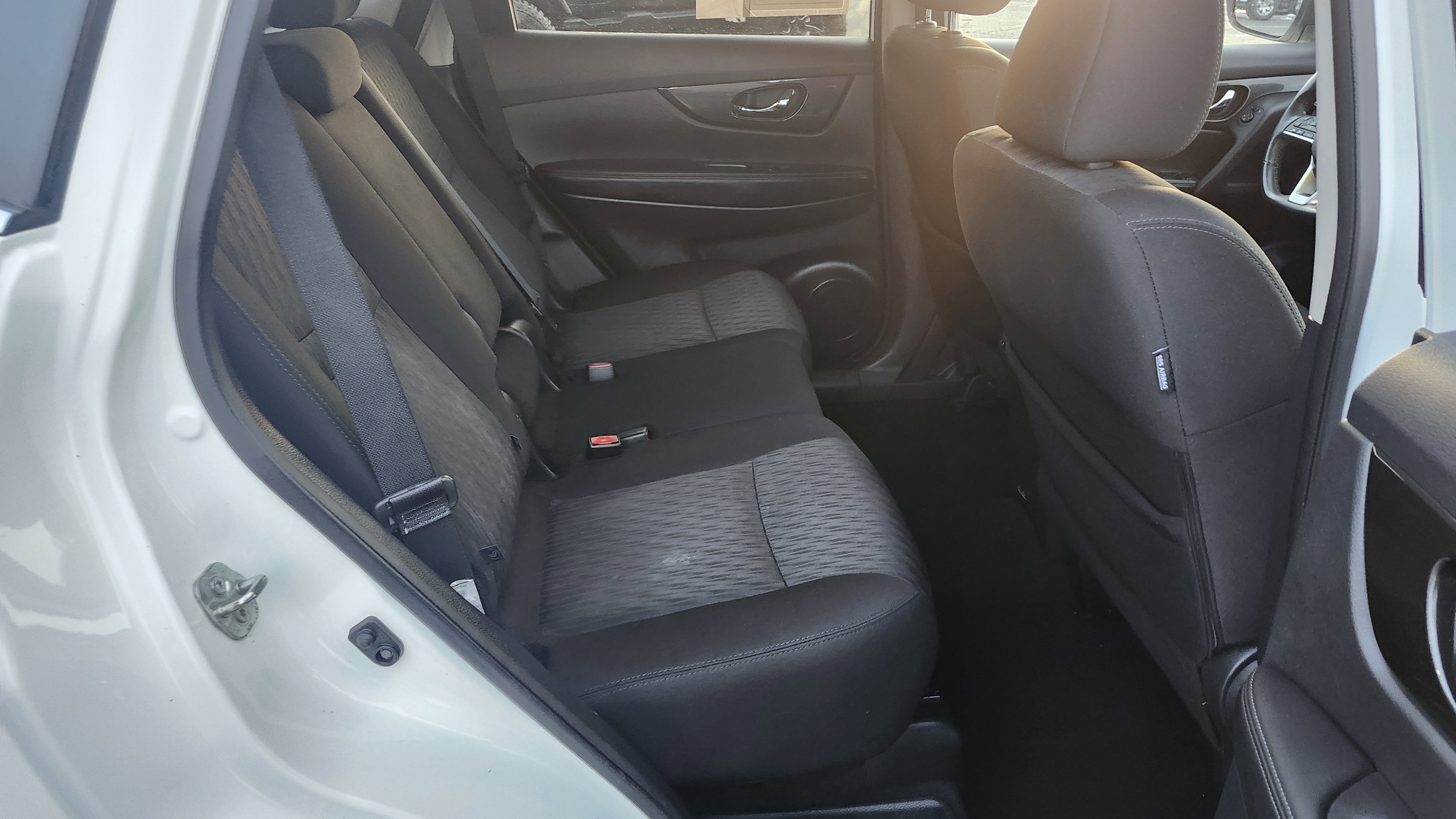 Used 2018 Nissan Rogue SV image 19