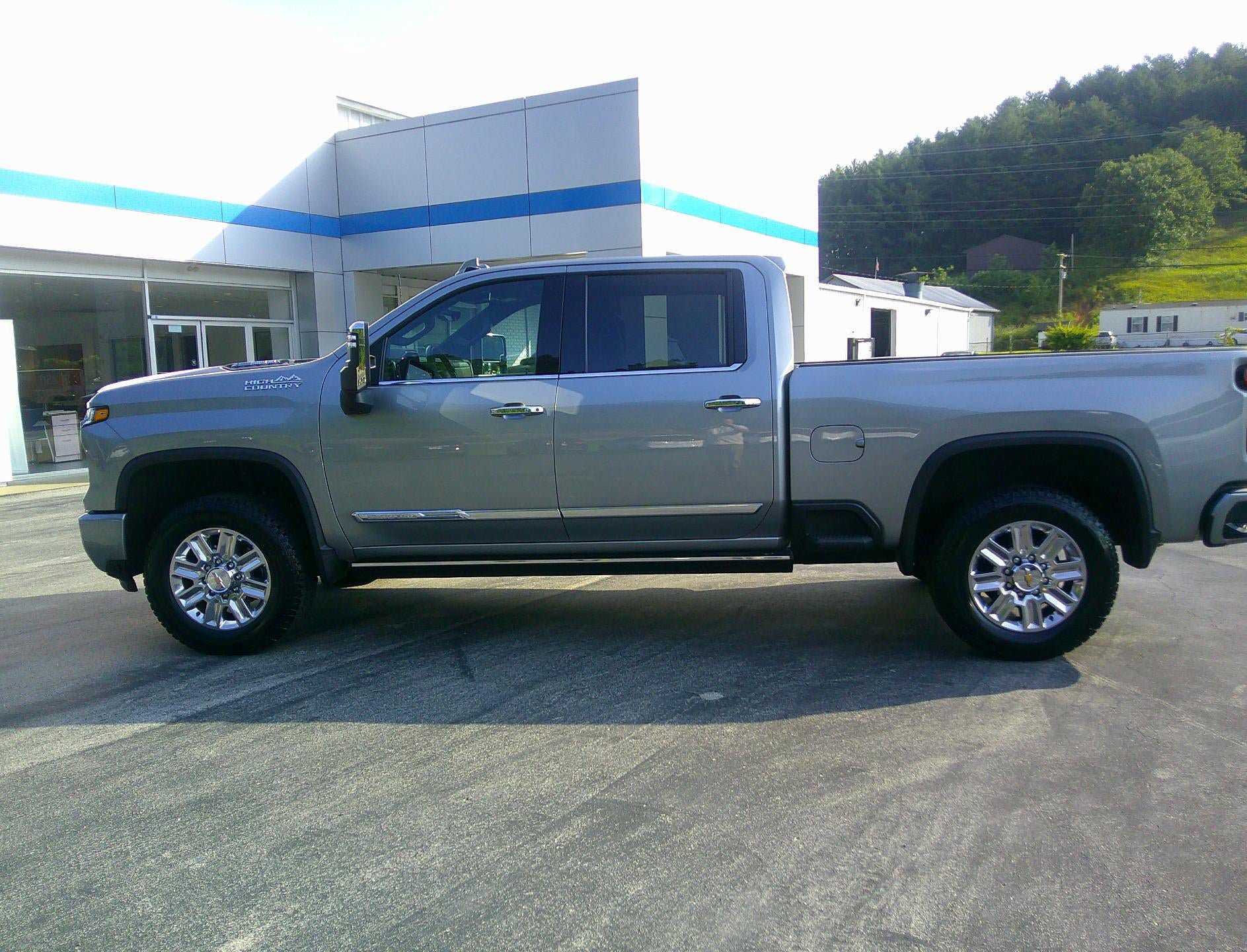 Used 2025 Chevrolet Silverado 2500 High Country w/ High Country Premium Package AWD/4WD image 2