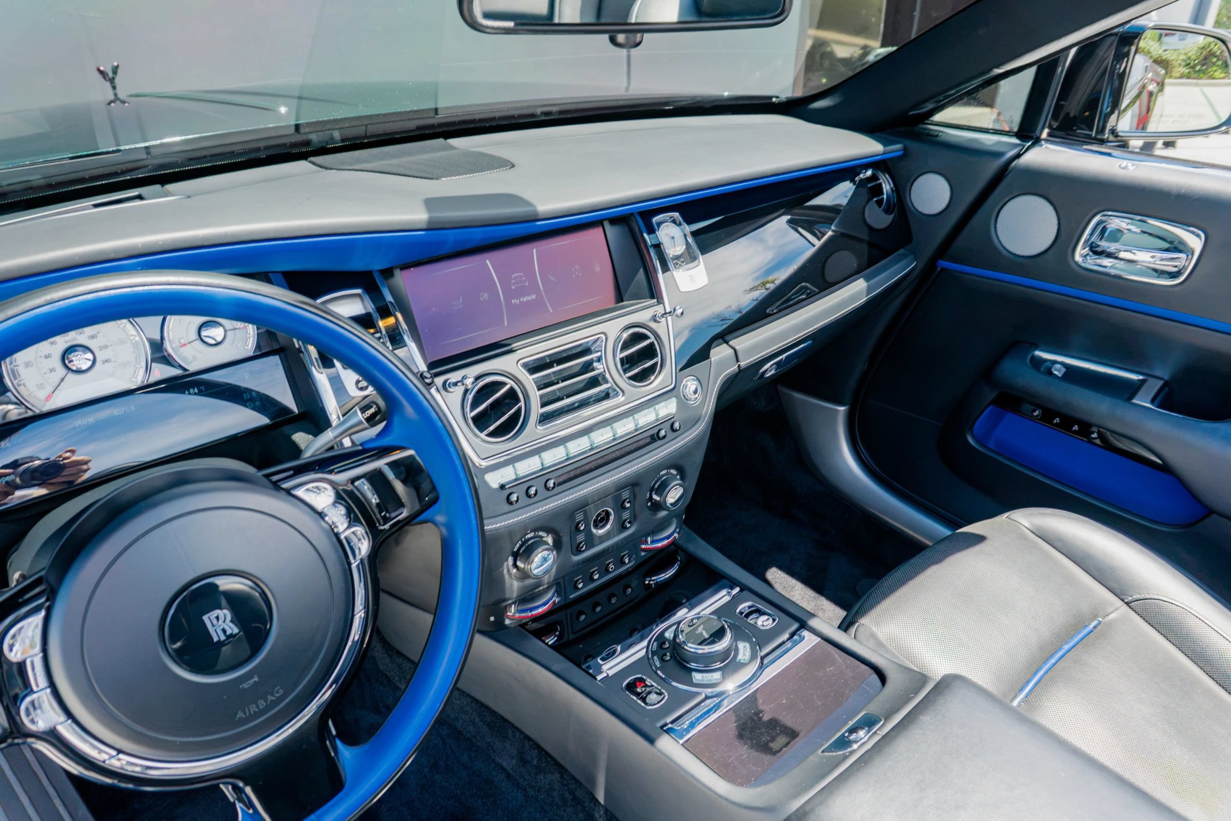 Used 2018 Rolls-Royce Dawn RWD image 17