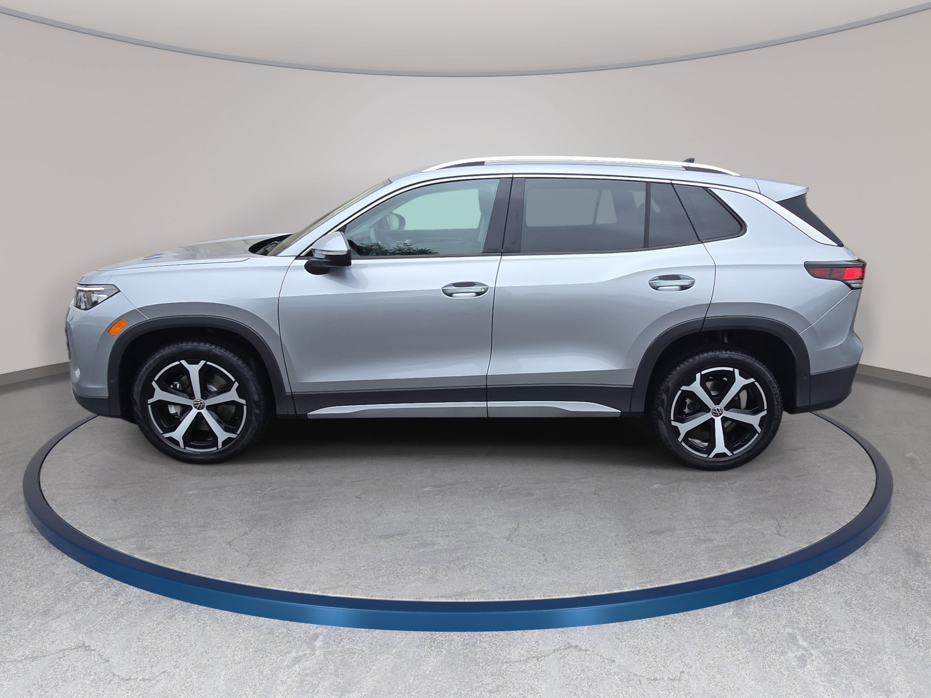Used 2025 Volkswagen Tiguan SE AWD/4WD image 8