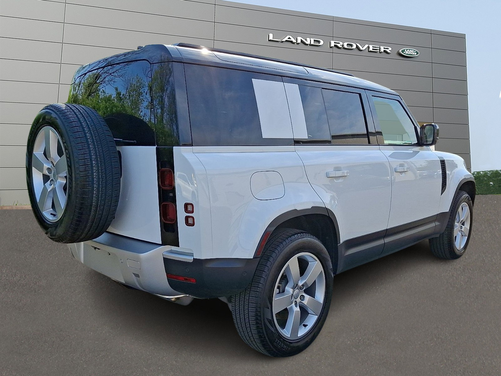 Used 2025 Land Rover Defender 110 S AWD/4WD image 2