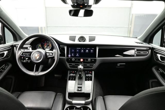 Certified 2025 Porsche Macan AWD/4WD image 20