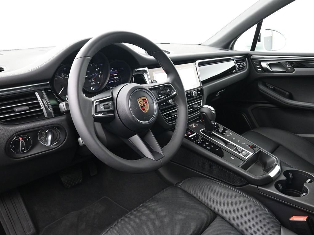 New 2025 Porsche Macan image 4