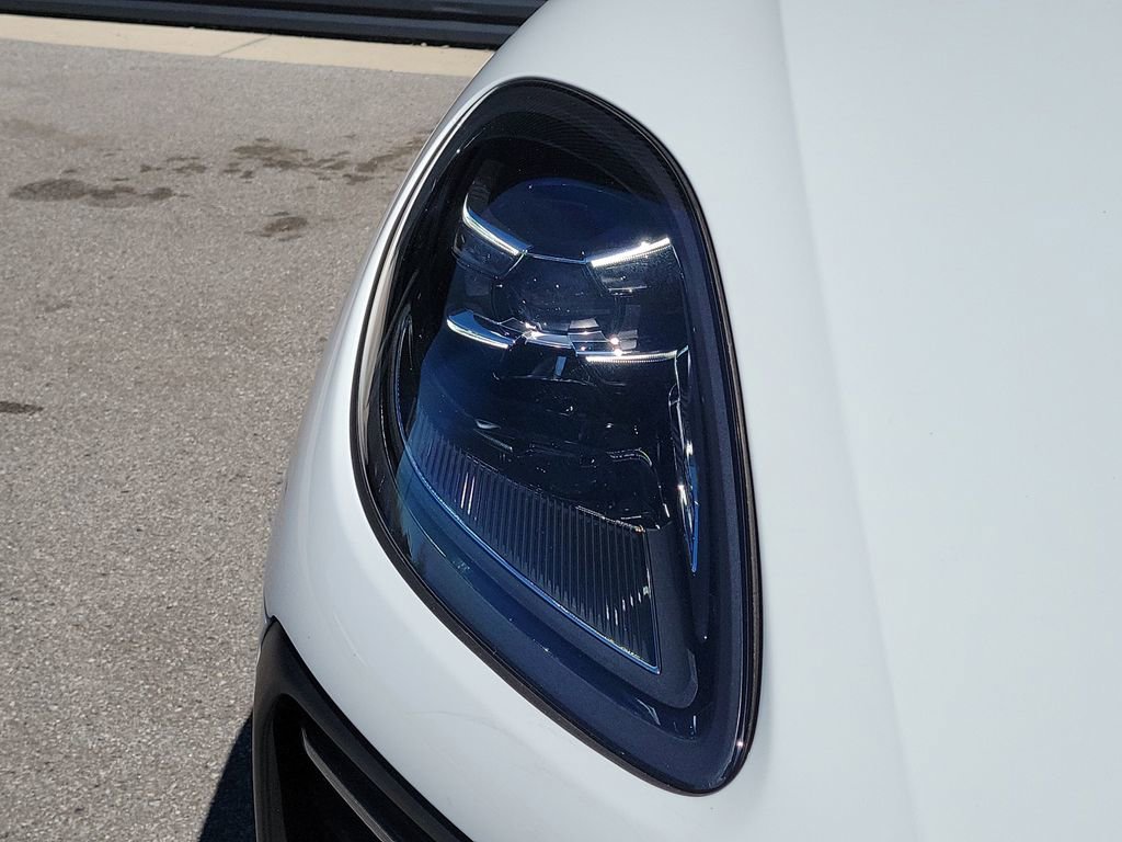 Certified 2025 Porsche Macan image 15