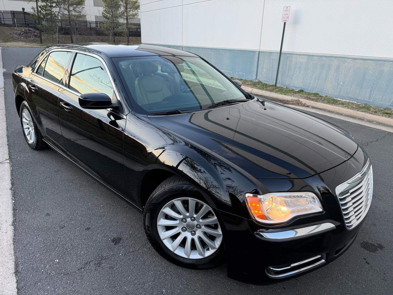 Used 2014 Chrysler 300 image 7