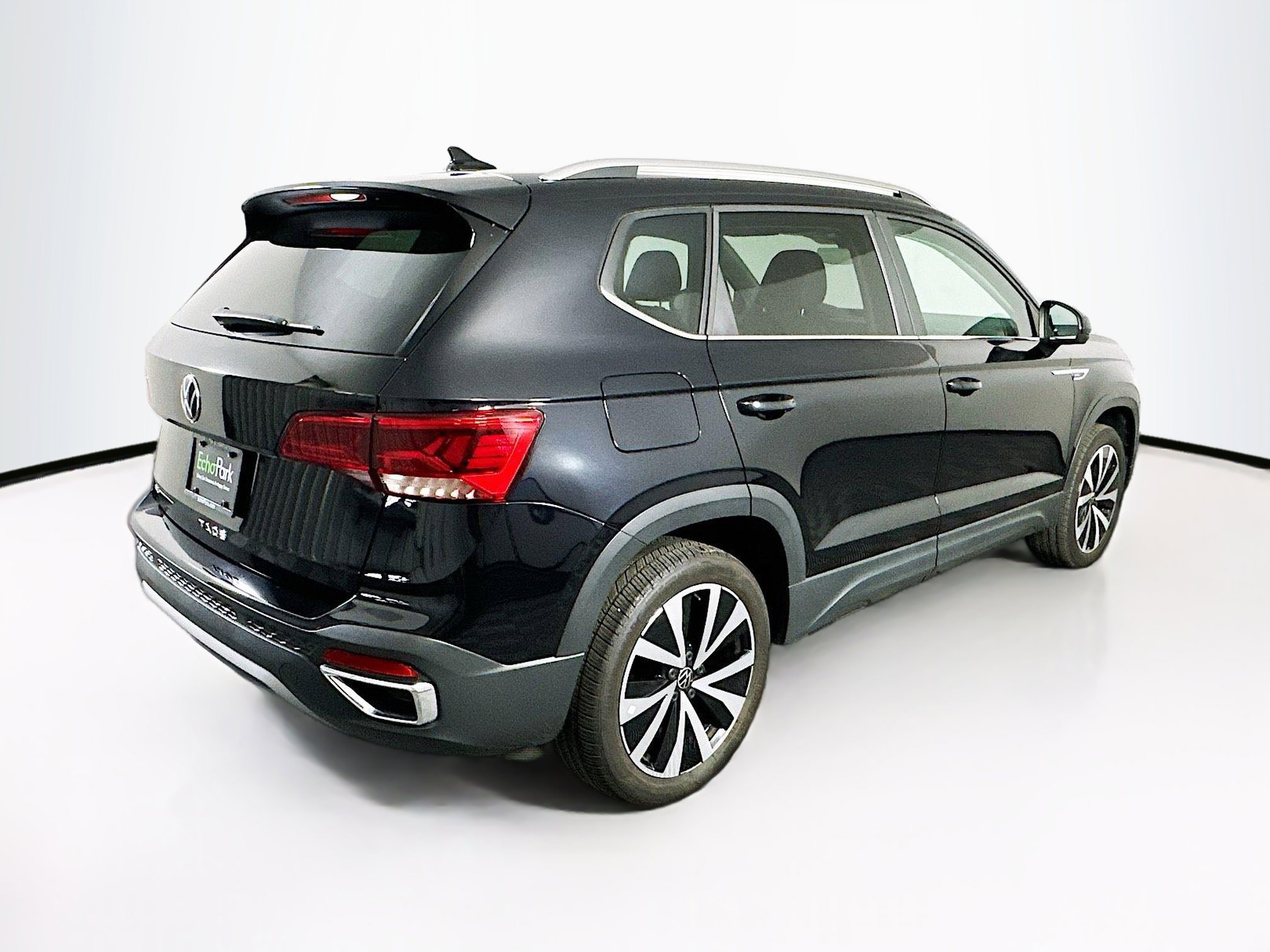 Used 2023 Volkswagen Taos SE w/ Panoramic Sunroof Package FWD image 9