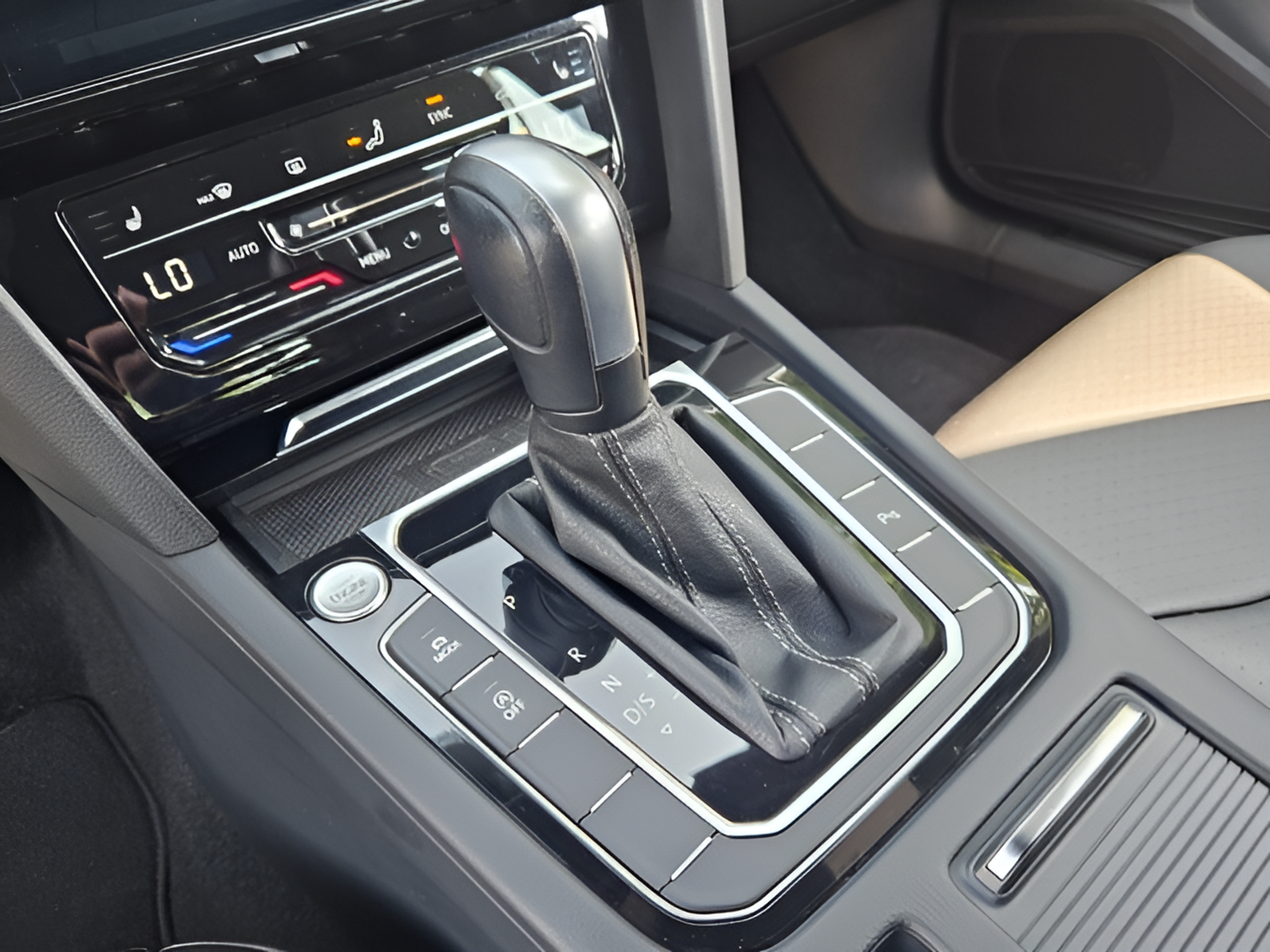 Used 2022 Volkswagen Arteon SE FWD image 16