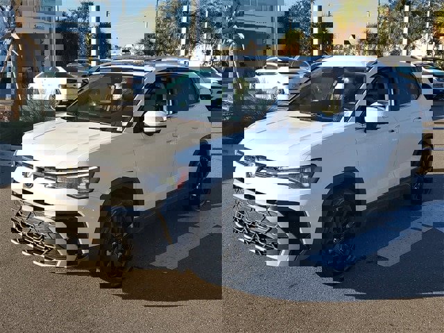 Certified 2025 Volkswagen Taos SE w/ Panoramic Sunroof Package image 2