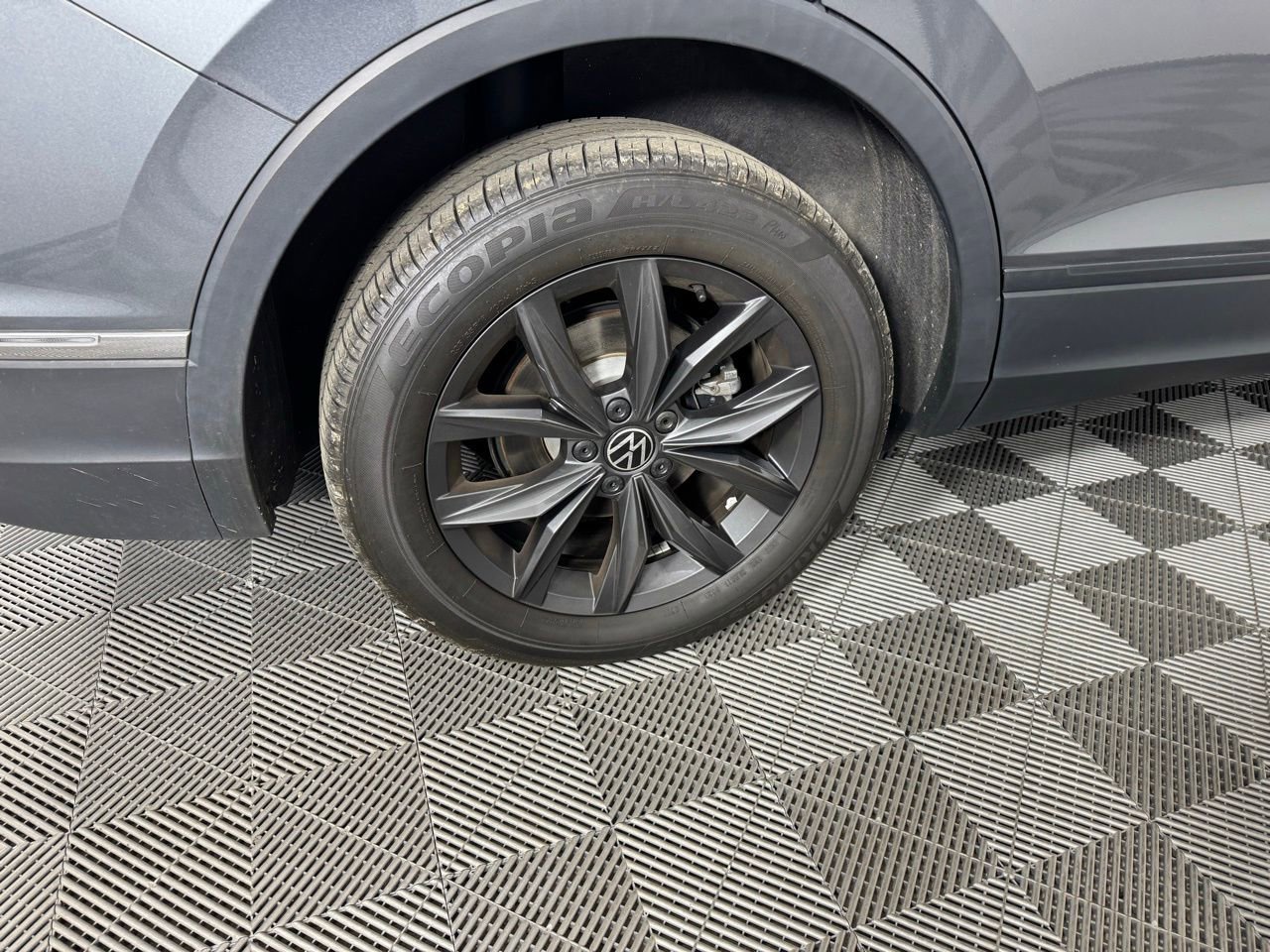 Used 2024 Volkswagen Tiguan SE image 31
