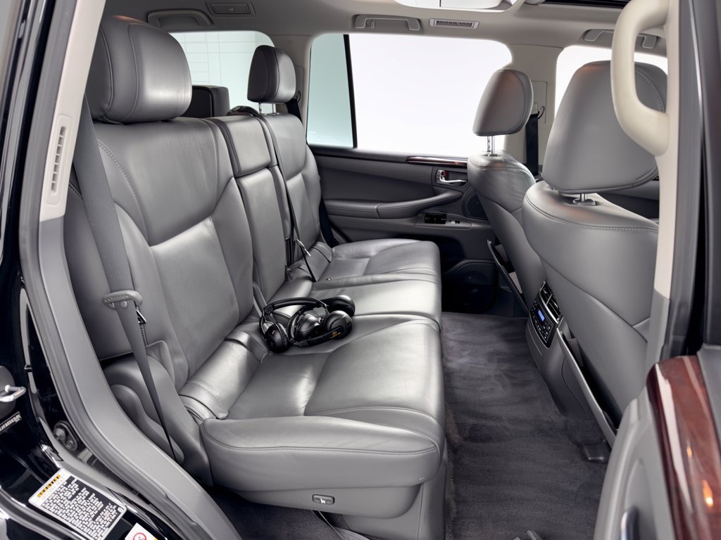 Used 2010 Lexus LX 570 4WD w/ Luxury Pkg image 29
