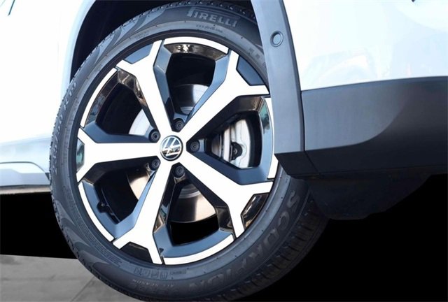 New 2025 Volkswagen Tiguan SE image 3