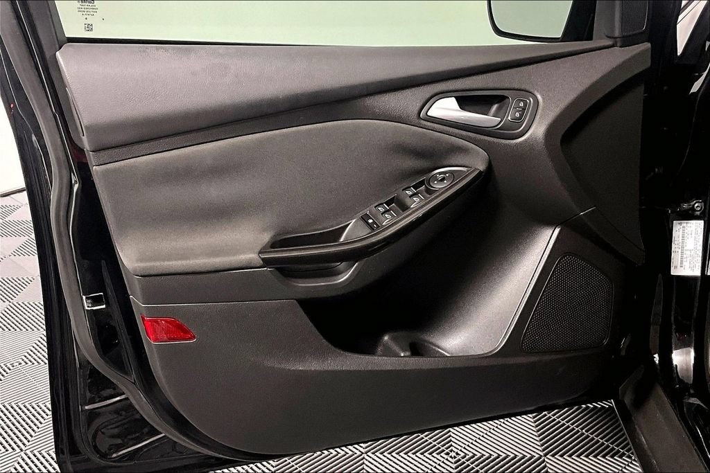 Used 2018 Ford Focus Titanium w/ Titanium Technology Package FWD image 23