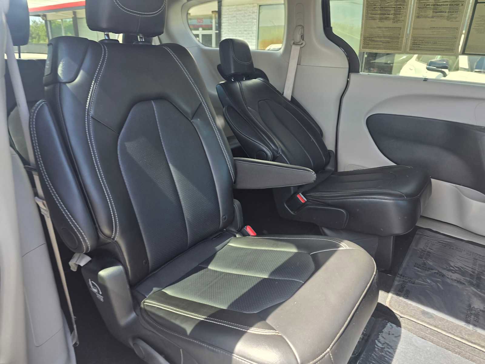 Used 2024 Chrysler Pacifica Touring-L image 13