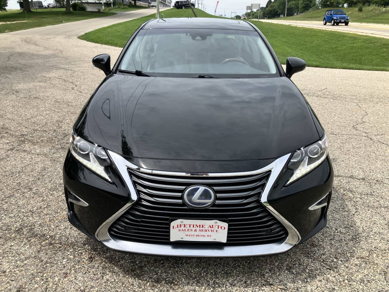 Used 2016 Lexus ES 300h w/ Luxury Package w/Wood Trim FWD image 8