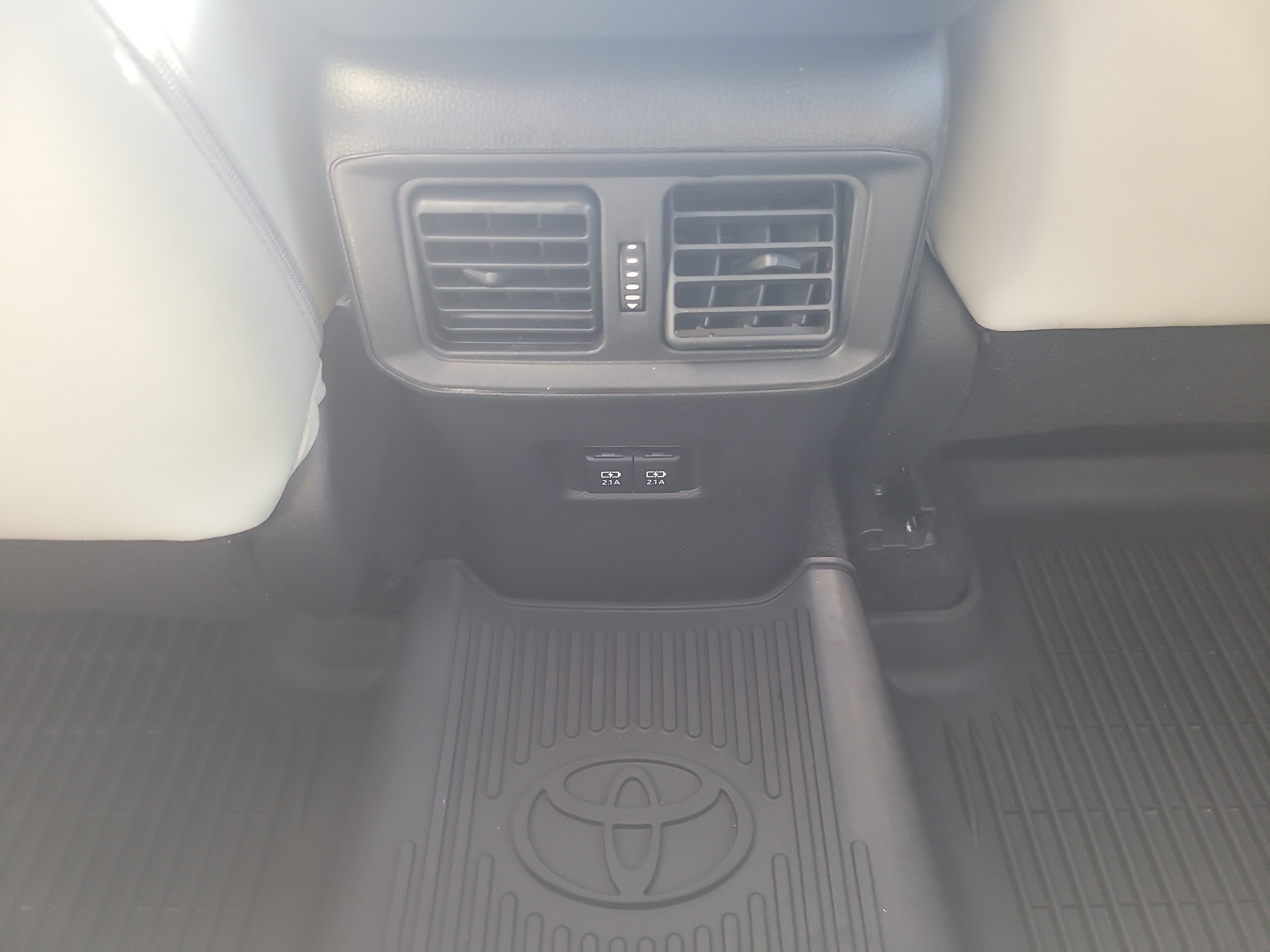 Used 2020 Toyota RAV4 XLE Premium FWD image 17