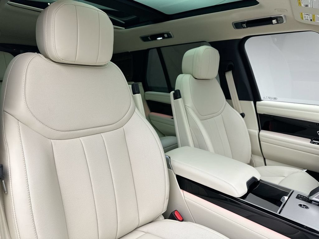 Used 2025 Land Rover Range Rover SE AWD/4WD image 5
