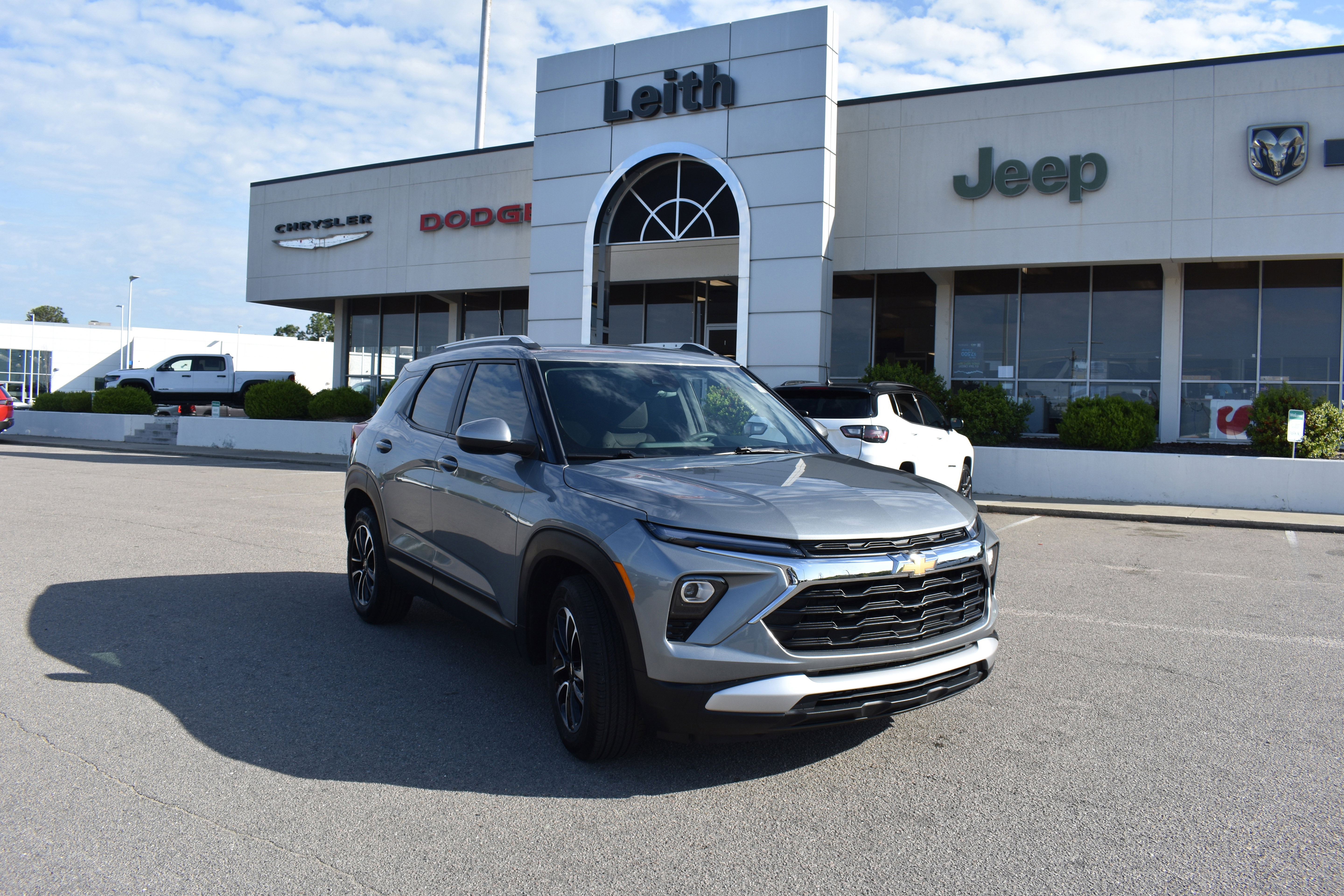 Used 2025 Chevrolet TrailBlazer LT w/ Driver Confidence Package image 1