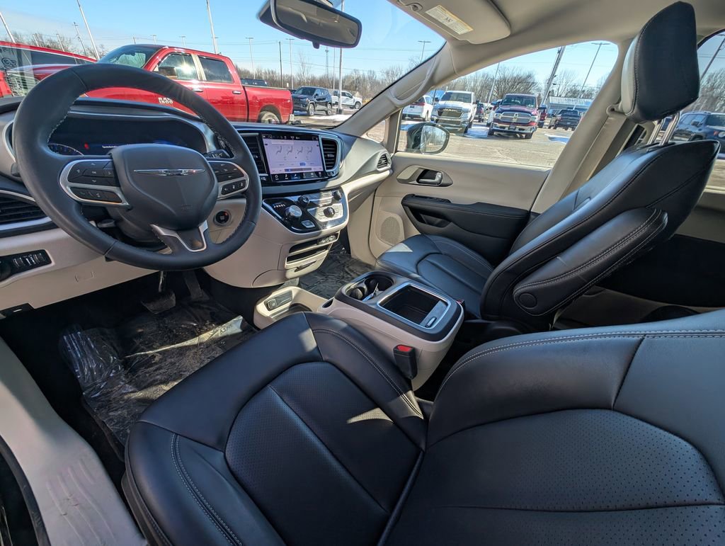 Used 2024 Chrysler Pacifica Touring-L image 2