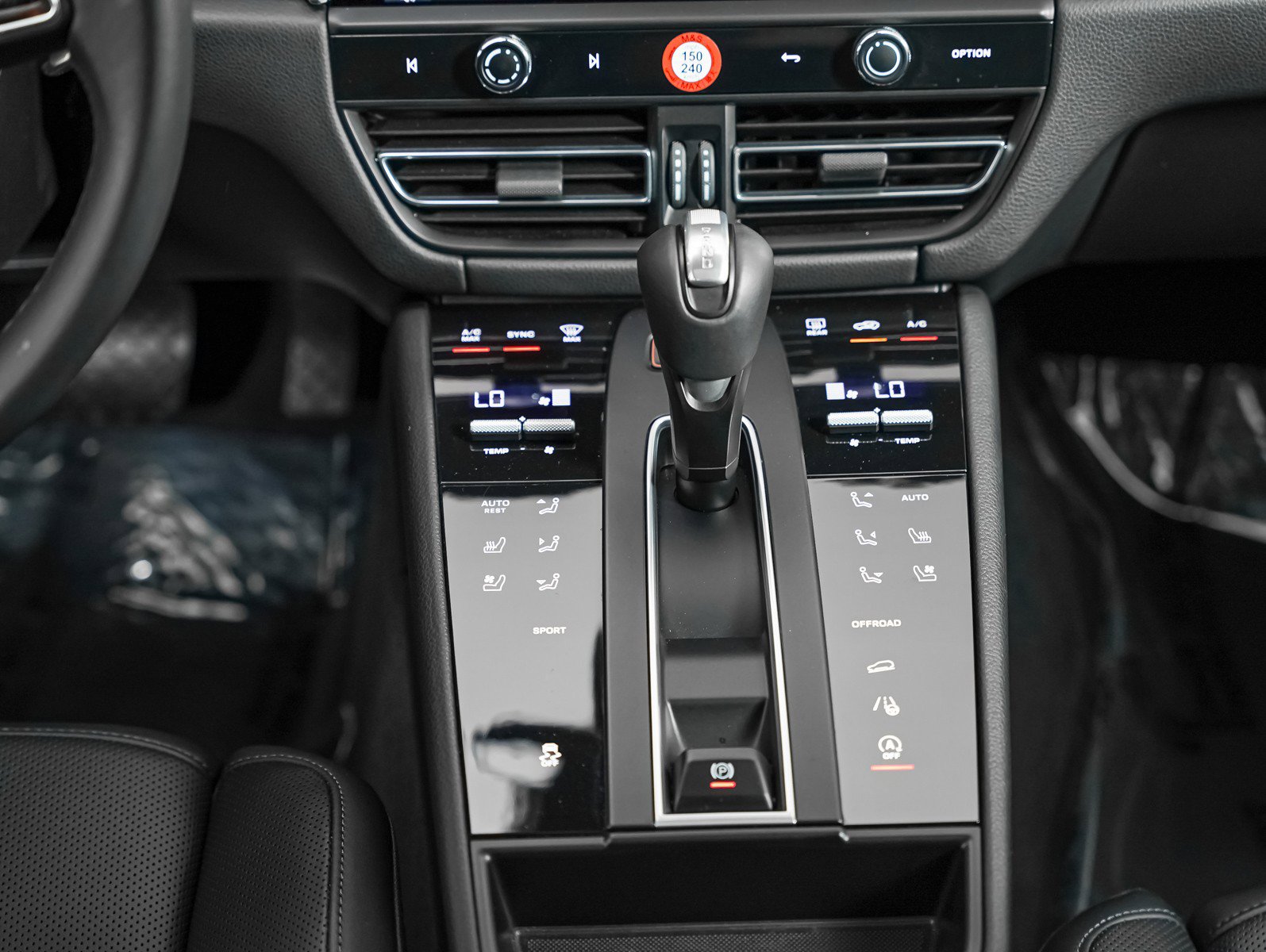 Certified 2025 Porsche Macan AWD/4WD image 20