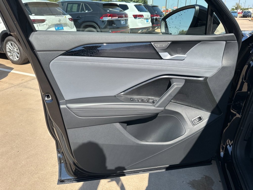 New 2025 Volkswagen Tiguan SE image 13