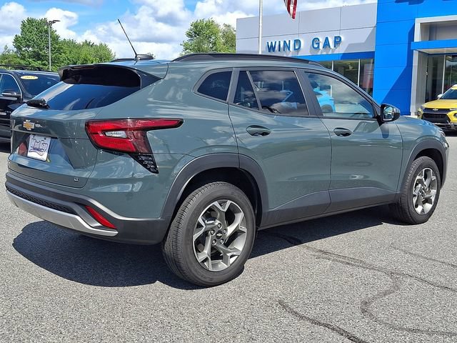 Used 2025 Chevrolet Trax LT FWD image 6