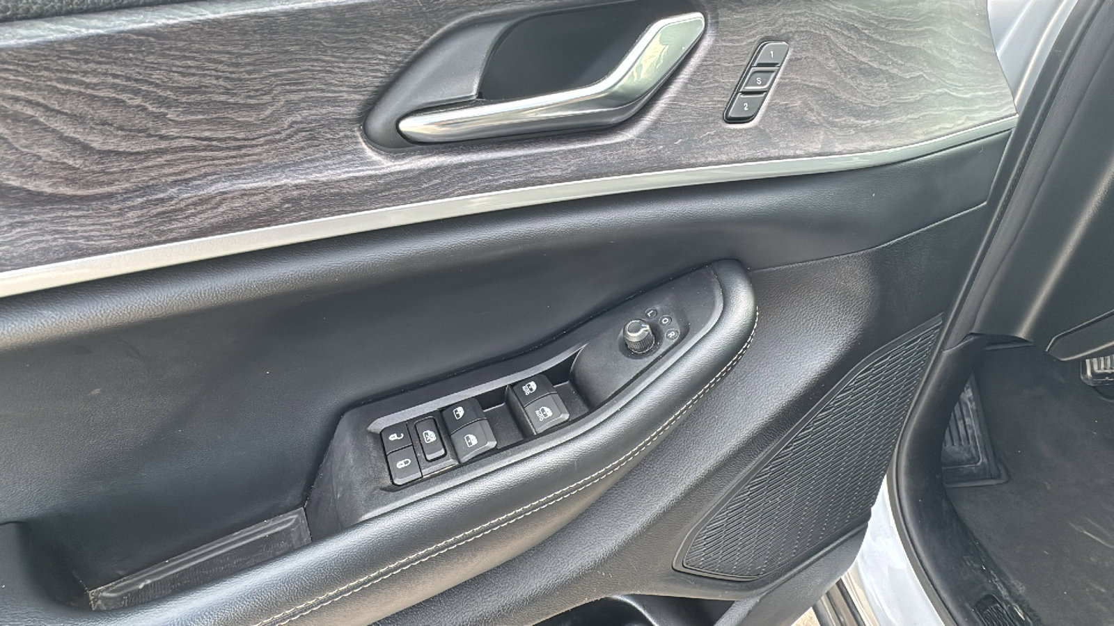 Certified 2024 Jeep Grand Cherokee L Limited w/ Luxury Tech Group II image 13