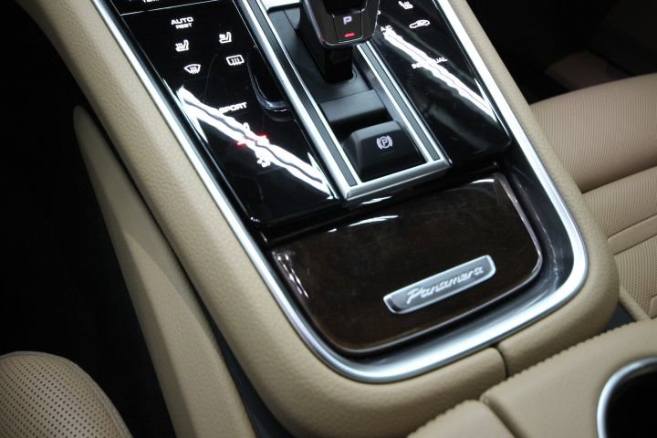 Used 2018 Porsche Panamera 4S image 24