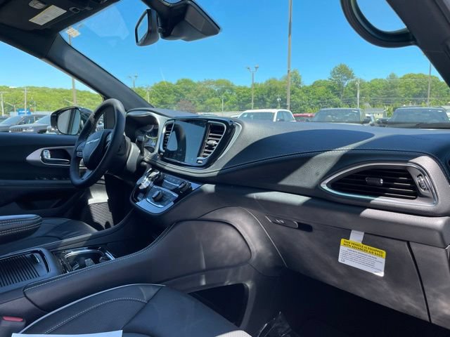 Used 2025 Chrysler Pacifica Limited AWD/4WD image 27