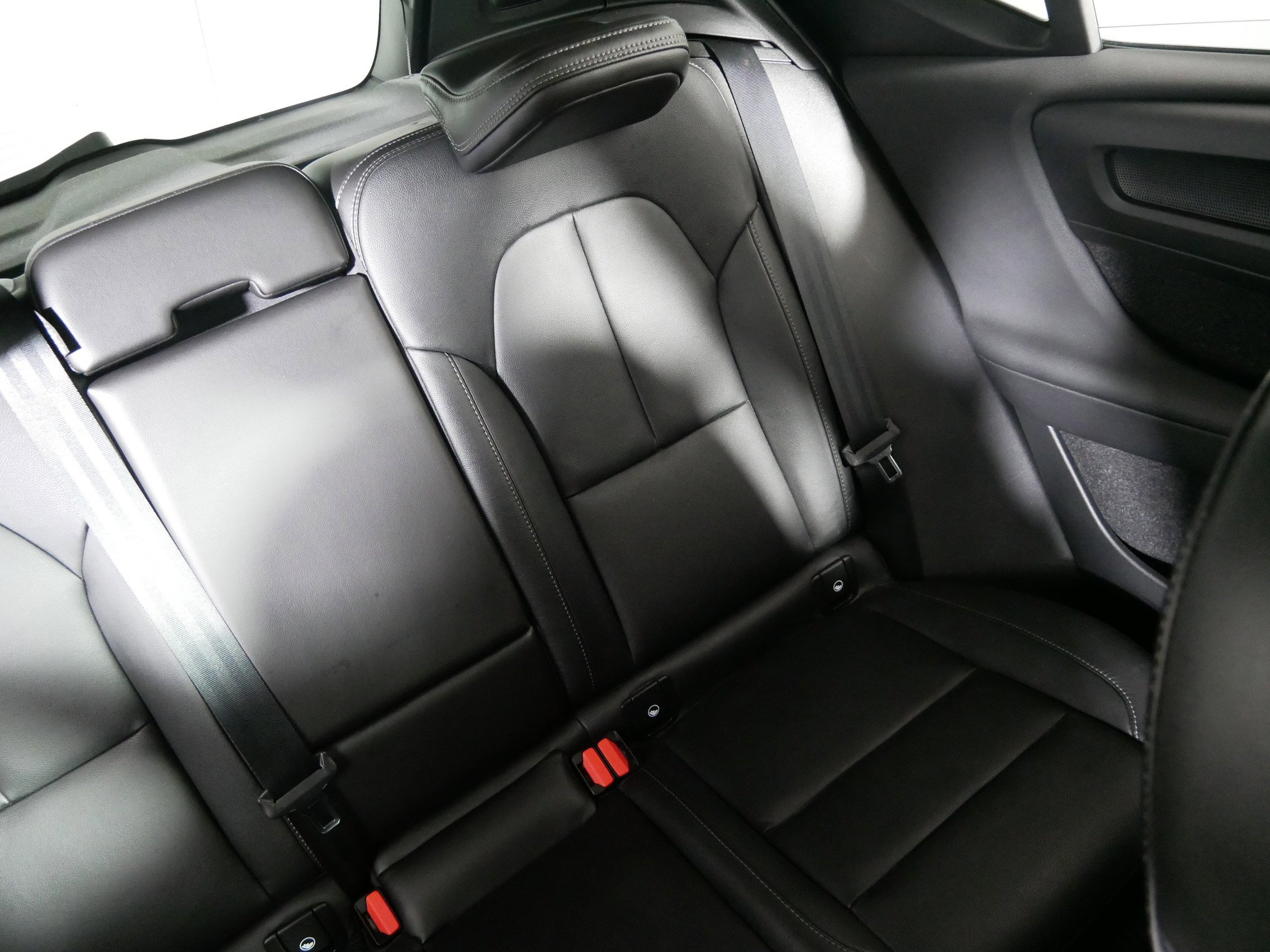 Used 2021 Volvo XC40 T5 Momentum image 14