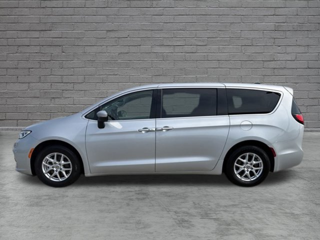 Used 2023 Chrysler Pacifica Touring-L FWD image 2