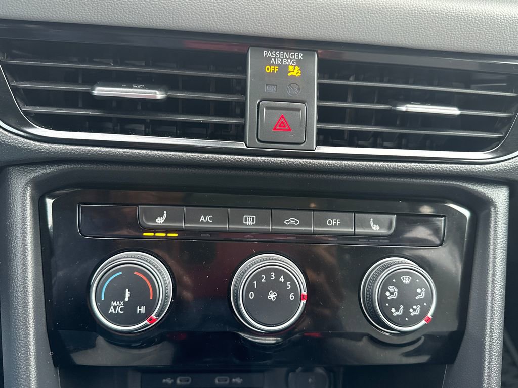 Used 2023 Volkswagen Taos SE w/ Panoramic Sunroof Package image 11