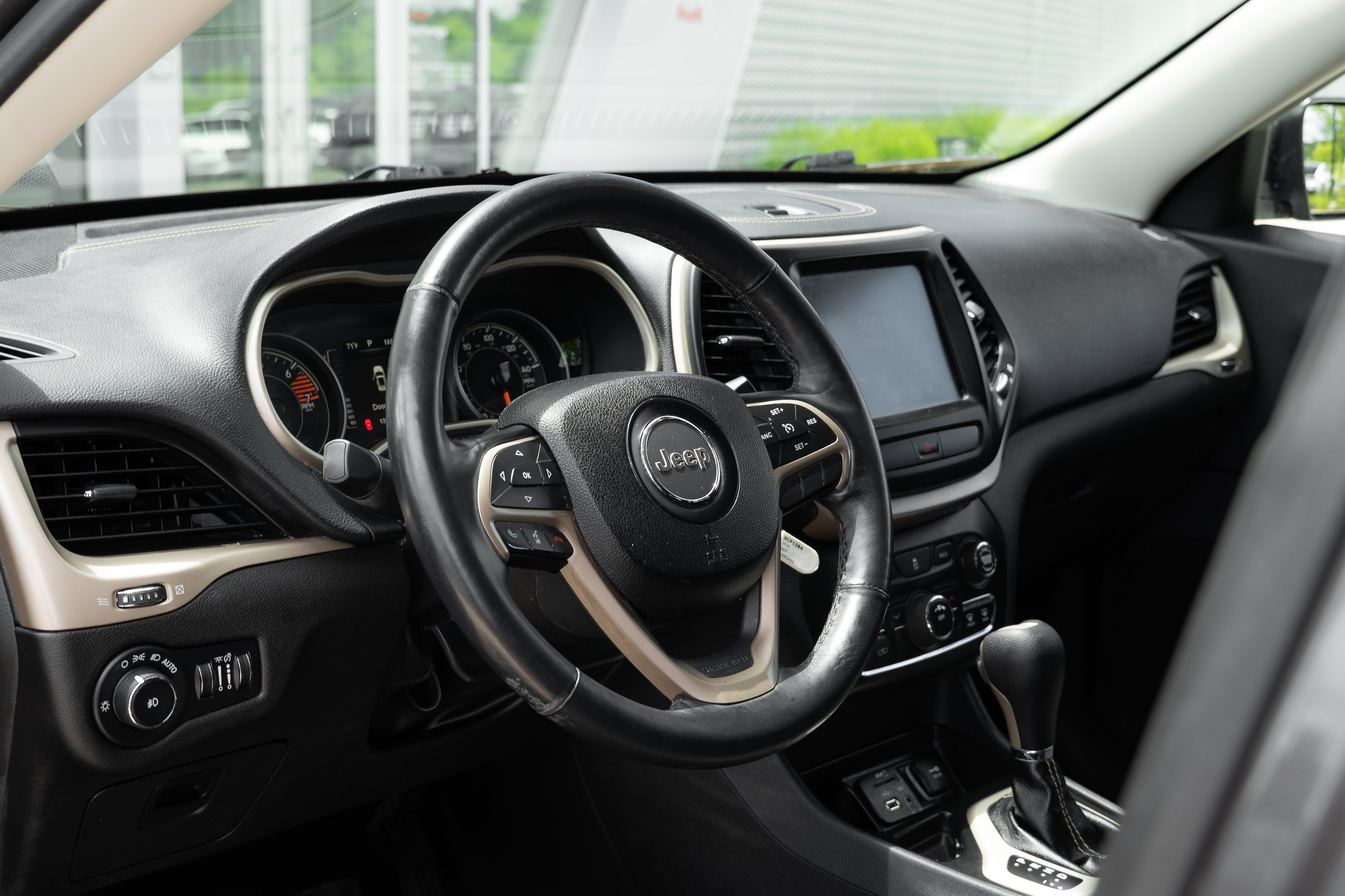 Used 2016 Jeep Cherokee Latitude w/ Cold Weather Group FWD image 11