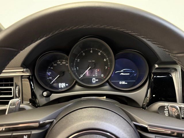 Certified 2025 Porsche Macan AWD/4WD image 17