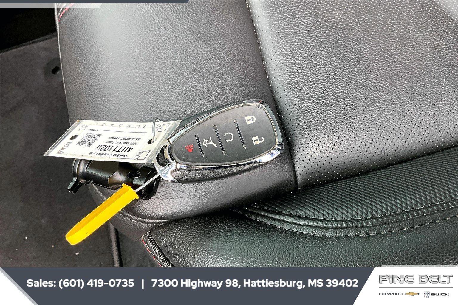 Used 2023 Chevrolet Traverse RS FWD image 9