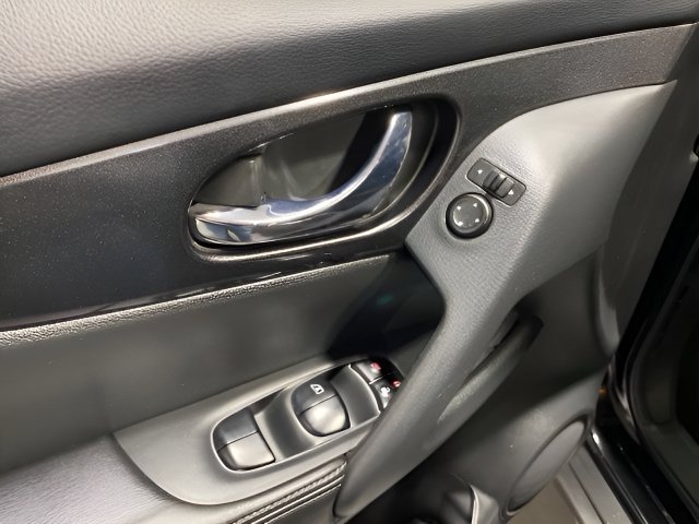 Used 2018 Nissan Rogue SV AWD/4WD image 10