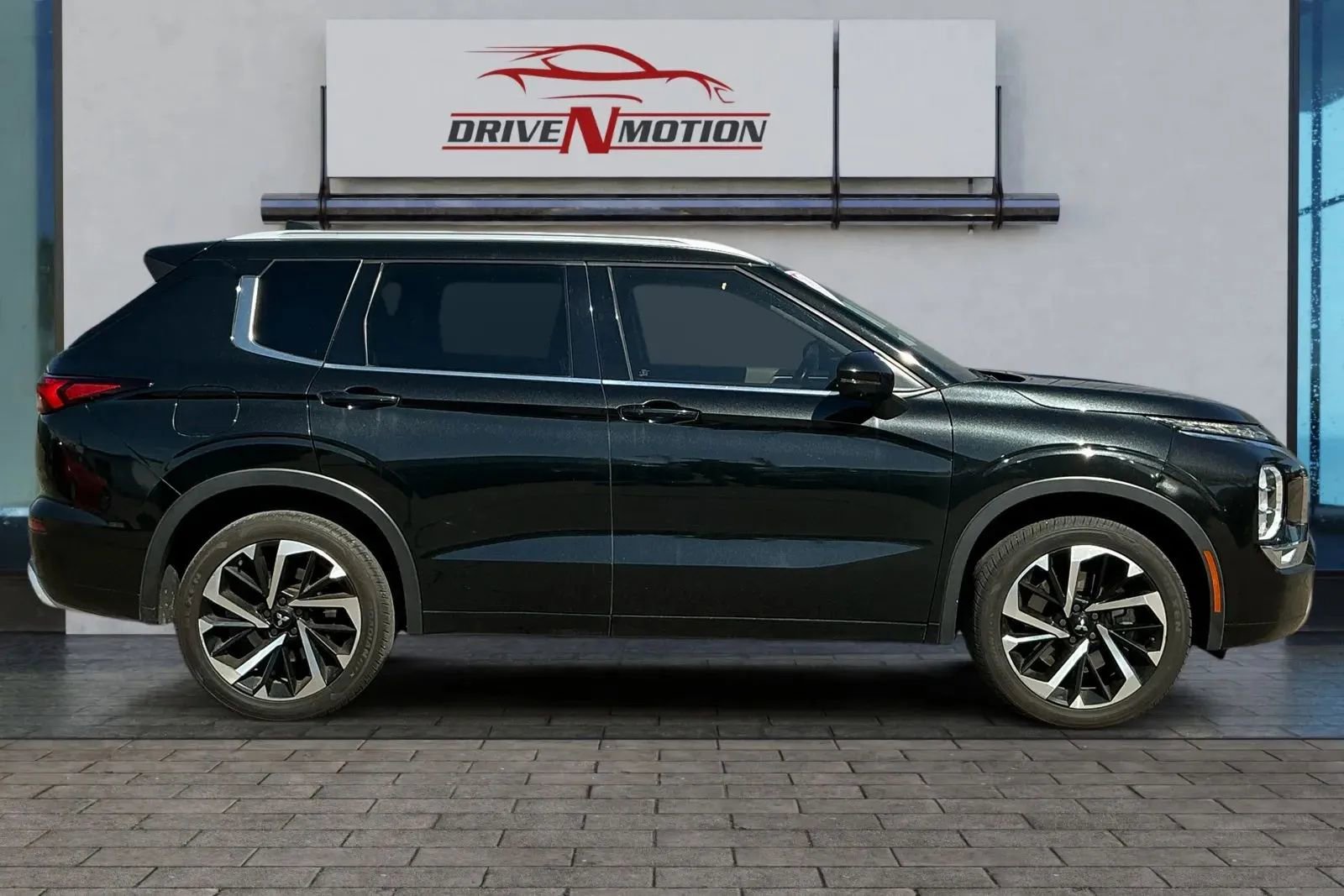 Used 2022 Mitsubishi Outlander SEL image 3