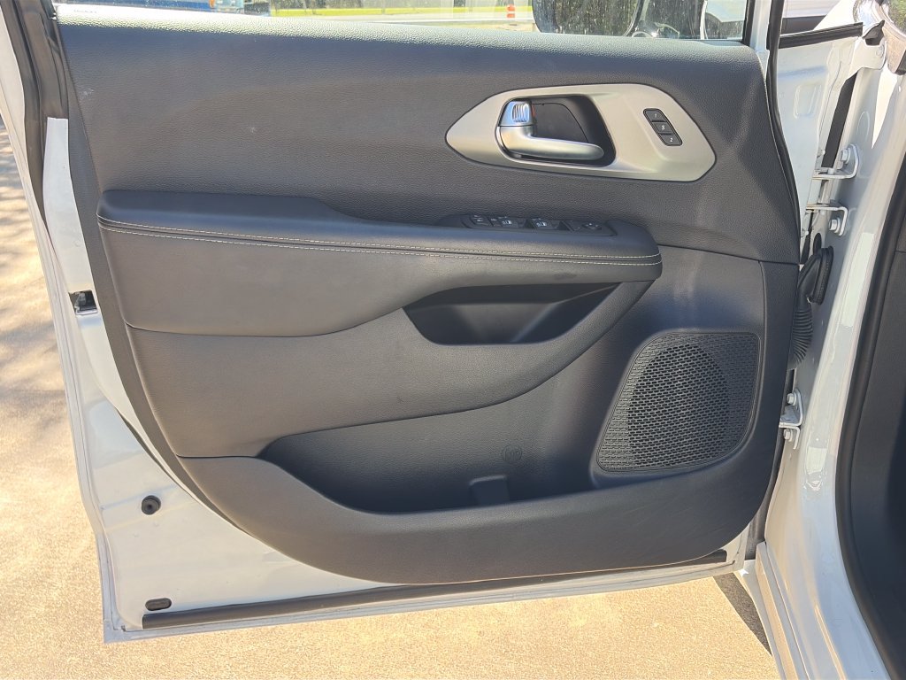 Used 2025 Chrysler Pacifica Select FWD image 15