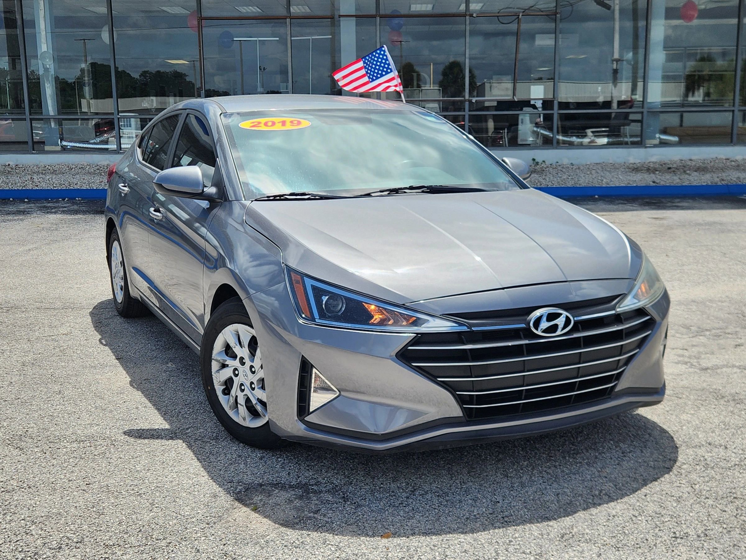 Used 2019 Hyundai Elantra SE FWD image 2