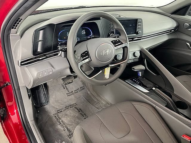 Used 2025 Hyundai Elantra SE FWD image 19