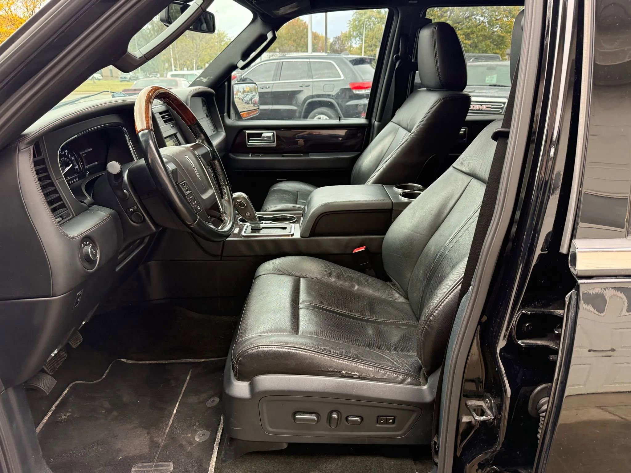 Used 2016 Lincoln Navigator Reserve image 16