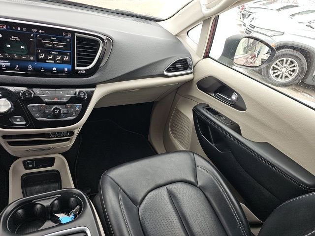 Used 2023 Chrysler Pacifica Touring-L image 26