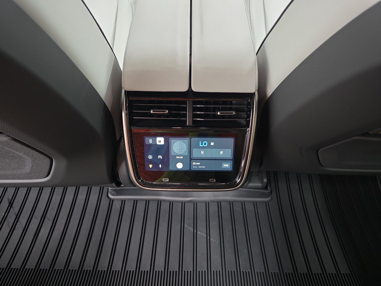 Used 2024 Rivian R1S Adventure AWD/4WD image 30